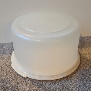 Rubbermaid White Servin' Saver Container - Cake Carrier